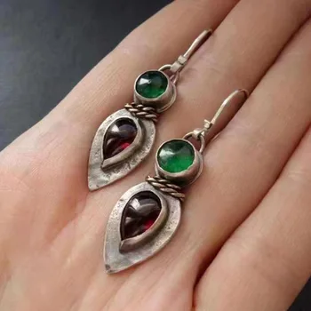 1 Çift Vintage Yeşil Yuvarlak Taş ve Kırmızı Su Damlası Taş Dangle Küpe Çingene Boho Retro Tasarım Metal Küpe Kadınlar Takı İçin
