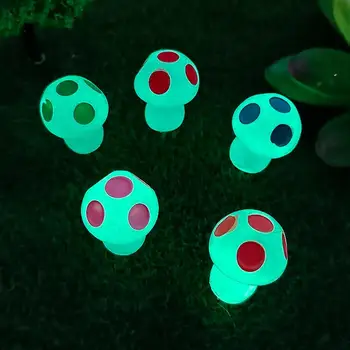 7 adet Mini Mantar Karanlıkta Glow Küçük Mantar Süs Mikro Peyzaj Bahçe Dekorasyon DIY El Sanatları Minyatür Bahçe