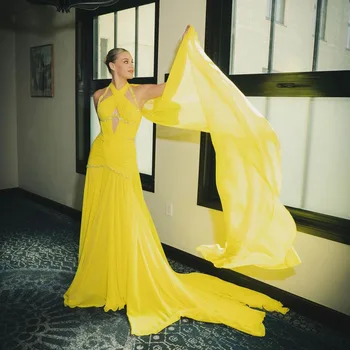 Modern Sarı Şifon Bölünmüş balo kıyafetleri Halter Boncuklu Payetli A-line Uzun Örgün Olay Parti Elbise Pelerin Seksi Balo Abiye